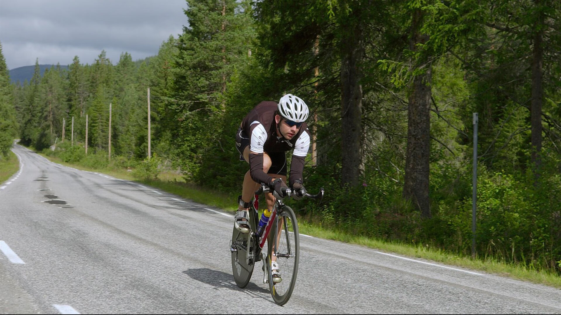 球员比赛中展现良好视野多次送出威胁传球成为进攻枢纽核心，球员对球场上所发生的事实问题